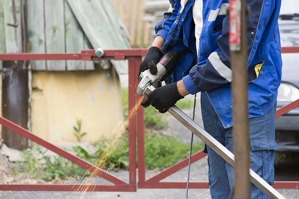 Man Cua Man Sawing Metal Sawtting Metal — Stock Photo, Image