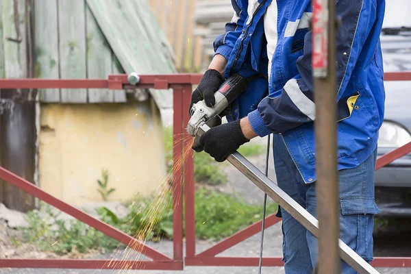 Man Cua Man Sawing Metal Sawtting Metal — Stock Photo, Image