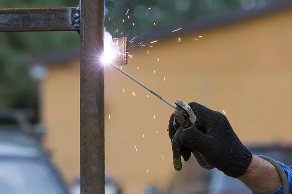 Welder Who Works Welds Iron — Stock Photo, Image