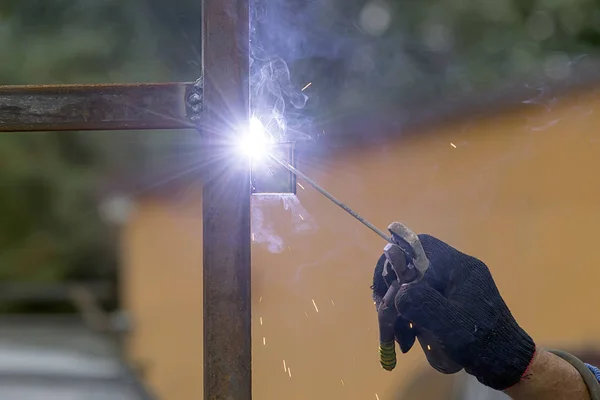 Welder Who Works Welds Iron — Stock Photo, Image