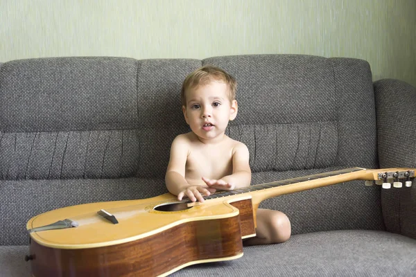 Bambino Che Suona Chitarra Seduto Sul Divano — Foto Stock