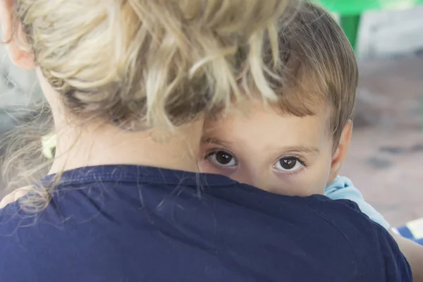 Enfant Effrayé Cache Derrière Une Mère Gros Plan — Photo