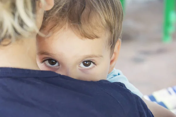 Niño Asustado Esconde Detrás Una Madre Cerca — Foto de Stock