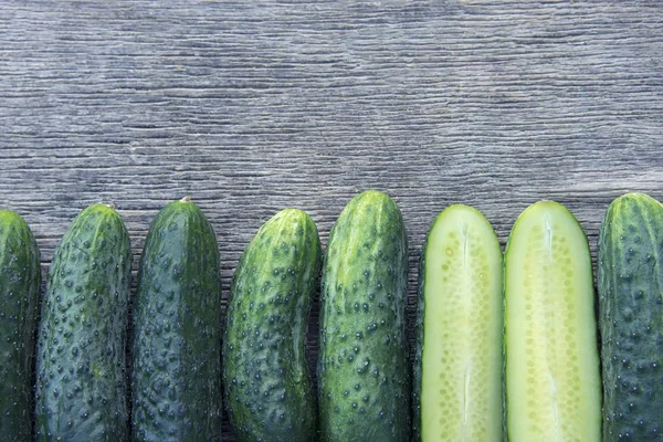 Oogst Van Komkommers Een Houten Achtergrond — Stockfoto