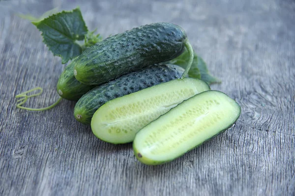 Oogst Van Komkommers Een Houten Achtergrond — Stockfoto