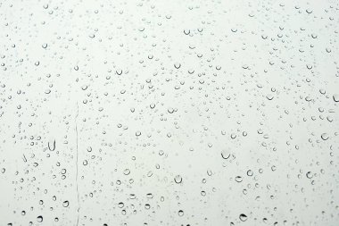 yağmur damlaları bir pencere cam doku