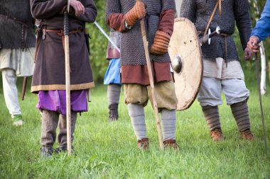 Bir kılıç ve zırh tarihsel takım elbiseli Rus savaşçı