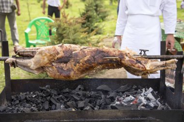 koyun eti şiş bir açık ateş üzerinde pişirilir. sokak gıda