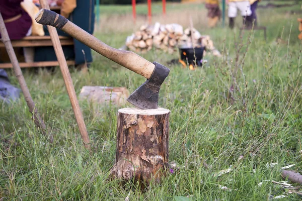 Yxa Trä Stubbe Byn Hugga Ved — Stockfoto