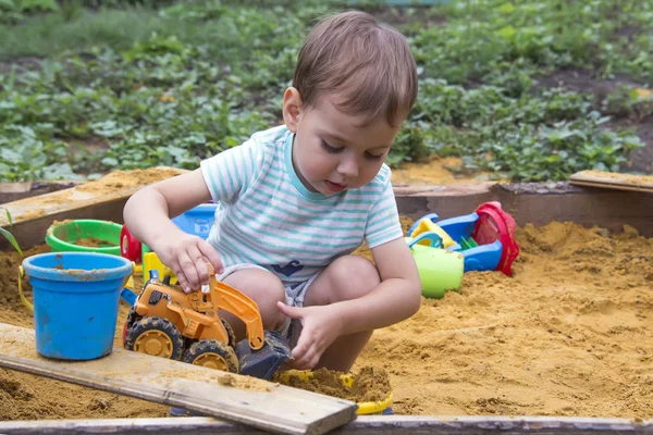 Ребенок Играет Игрушками Песочнице Летний День — стоковое фото