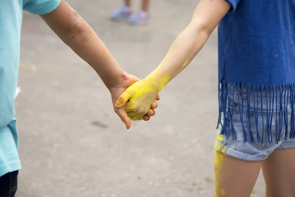 子供たちは 手がペンキで汚れた 色のお祭り — ストック写真