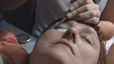 kirpik uzatma evde, kız evde bir işlem gerçekleştirir.