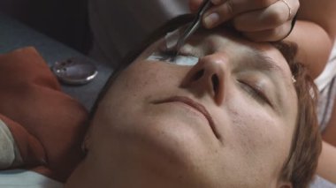 kirpik uzatma evde, kız evde bir işlem gerçekleştirir.