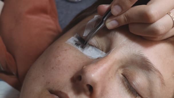 睫毛延长在家中 女孩在家做手术 — 图库视频影像