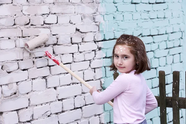 Girl Paints Wall Roller Paint Green Painted Face Paint — Stock Photo, Image