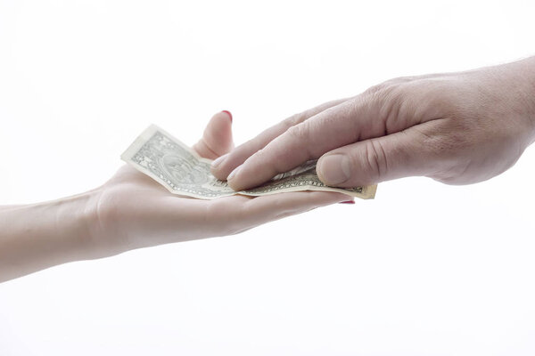 один доллар в руке, мужчина дает женщине деньги для бизнеса
