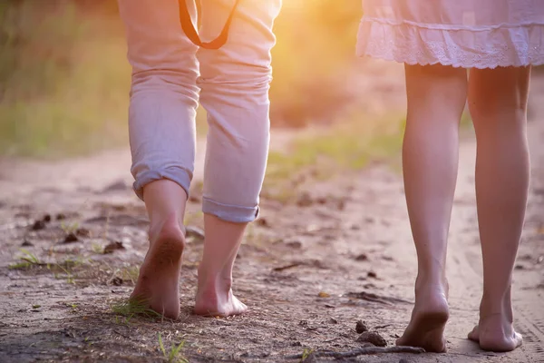 Twee Paren Van Vrouwelijke Benen Gaan Het Zand Langs Het — Stockfoto