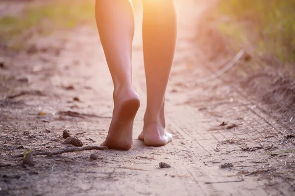 Жіночі Ноги Йдуть Пісок Уздовж Лісової Стежки — стокове фото