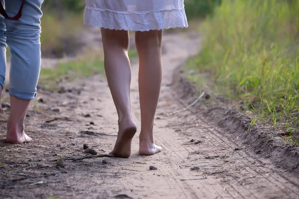 kadın bacakları iki çift orman yolu boyunca kum Lezbiyenler yürüyüşe gitmek