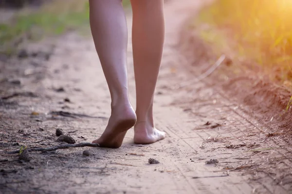 Pés Femininos Andando Areia Longo Caminho Floresta — Fotografia de Stock