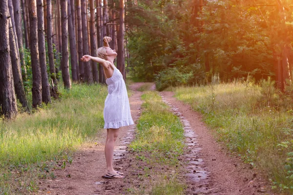 Mooi Meisje Het Bos Werpt Haar Handen Naar Hemel Uitzicht — Stockfoto