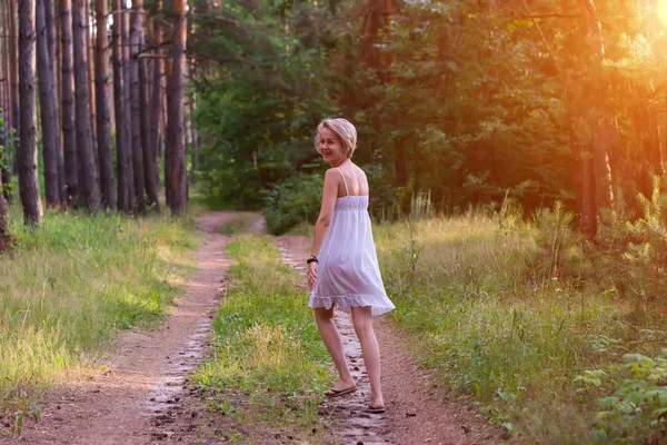 Erdőben Tánc Bolondozás Körül Gyönyörű Lány — Stock Fotó