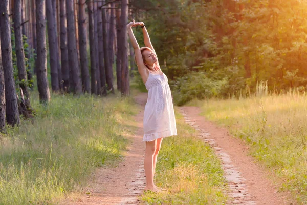 Красива Вагітна Дівчина Лісі Піднімає Руки Небо — стокове фото