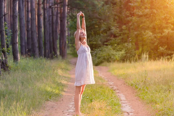 Красива Вагітна Дівчина Лісі Піднімає Руки Небо — стокове фото