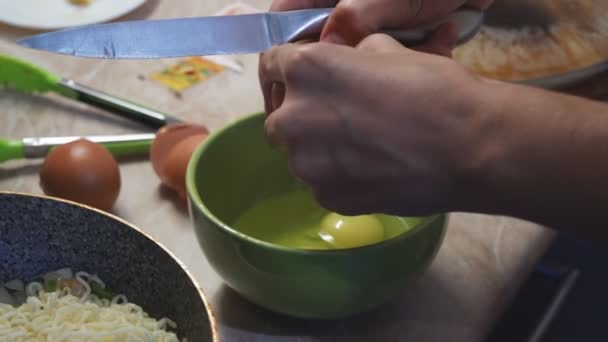 Χέρια Σπάσει Αυγά Ένα Πιάτο Και Αφήστε Εκεί Ένα Κέλυφος — Αρχείο Βίντεο