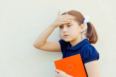 kız çocuk duvar arka plan üzerinde ders kitapları ile okul için hazırlanıyor