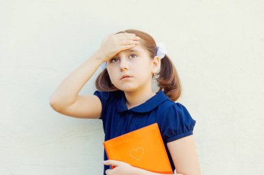 kız çocuk duvar arka plan üzerinde ders kitapları ile okul için hazırlanıyor