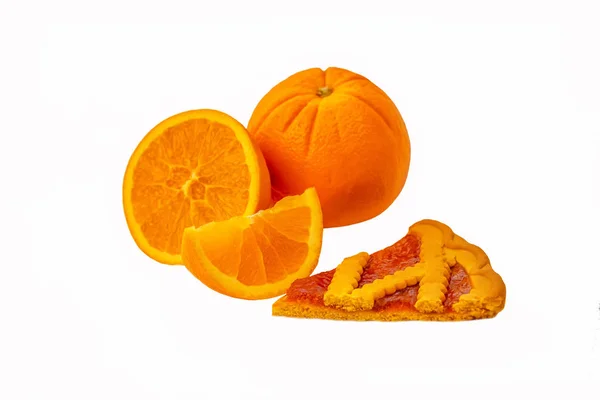 Красивый Красный Спелые Апельсины Кусок Пирога Белом Фоне — стоковое фото