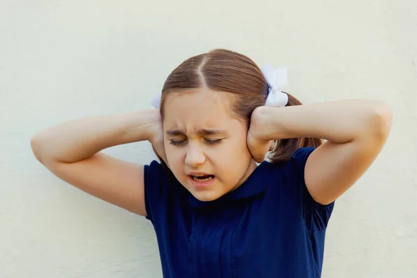 Niña Cierra Los Oídos Con Las Manos Que Escuchan Ruido — Foto de Stock