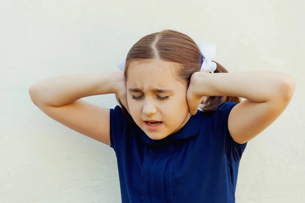 Девочка Ребенок Закрывает Уши Руками Которые Будут Слышать Шум — стоковое фото
