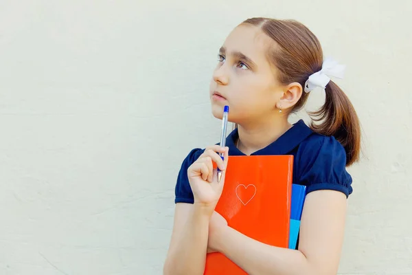 Meisje Kind Met Schoolboeken Een Muur Achtergrond Maakt Zich Klaar — Stockfoto
