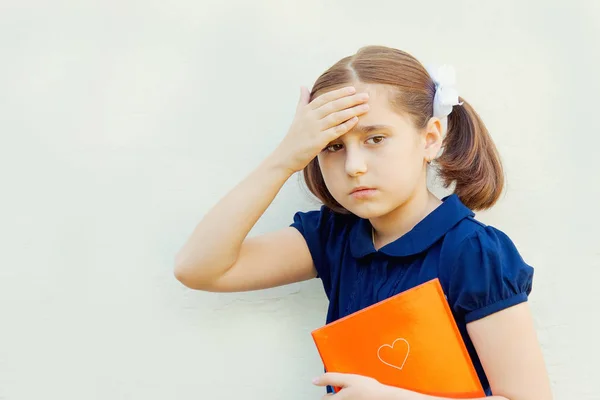 Niña Con Libros Texto Fondo Pared Está Preparando Para Escuela — Foto de Stock