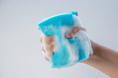 Bulaşık yıkama sünger kadın elinde beyaz arka plan üzerinde Kapat