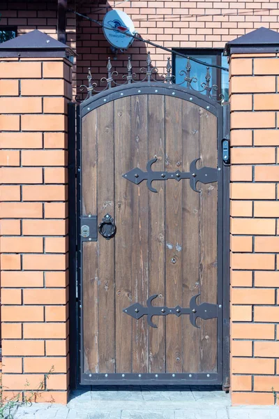 Wooden Door Entrance Courtyard Forged Hinges — Stock Photo, Image