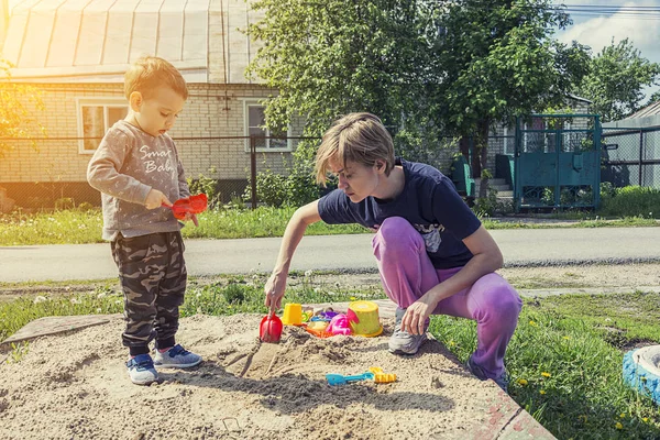 Mãe Crianças Estão Brincando Playground Areia Perto Casa Tempo Ensolarado — Fotografia de Stock