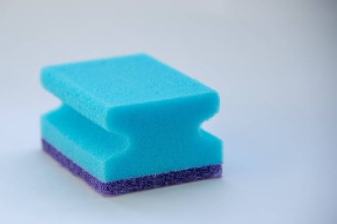 beyaz bir arka plan üzerinde deterjan yakın çekim ile bulaşık için sünger