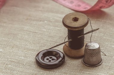 terzi, terzi, dikiş ipliği ve örgü, gri iplik ve iğne ve düğme için kompozisyon