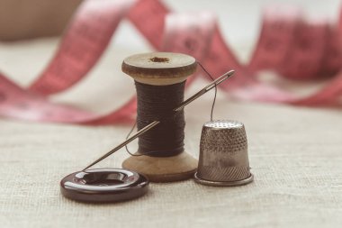 terzi, terzi, dikiş ipliği ve örgü, gri iplik ve iğne ve düğme için kompozisyon