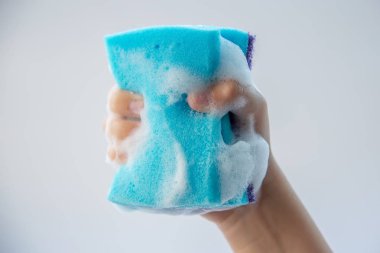 Bulaşık yıkama sünger kadın elinde beyaz arka plan üzerinde Kapat