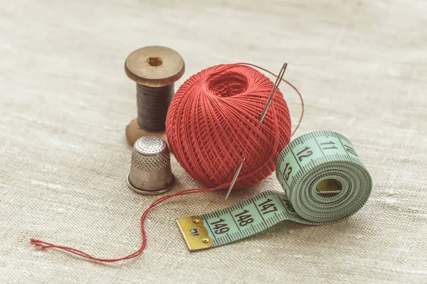 Zusammensetzung Aus Näherin Schneiderin Nähgarn Und Strickgarn Roter Spule Und — Stockfoto