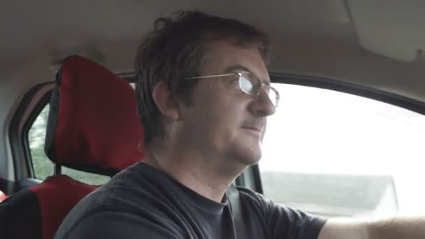Homem Óculos Vai Dirigir Cidade Falando Com Passageiro — Vídeo de Stock