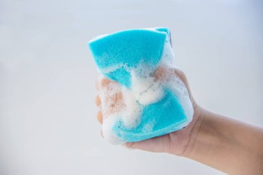 Bulaşık yıkama sünger kadın elinde beyaz arka plan üzerinde Kapat