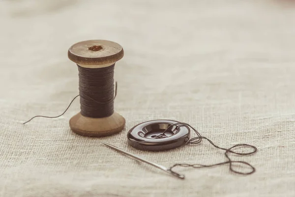 仕立て屋 仕立て屋 ミシン糸 ニット グレーの糸と針とボタン — ストック写真