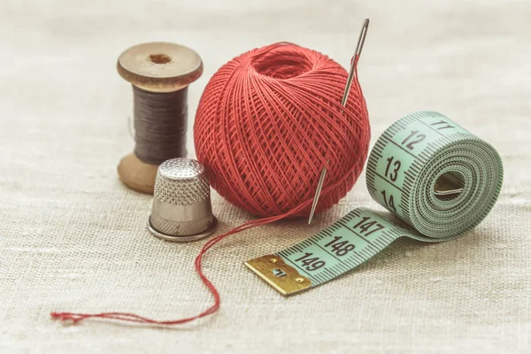 Zusammensetzung Aus Näherin Schneiderin Nähgarn Und Strickgarn Roter Spule Und — Stockfoto