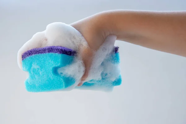 Gąbka Mycia Naczyń Ręce Kobiety Bliska Białym Tle — Zdjęcie stockowe