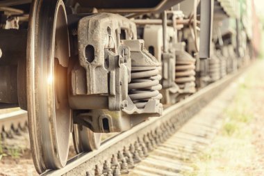 bir tren tekerlek raylar üzerinde. Demiryolu